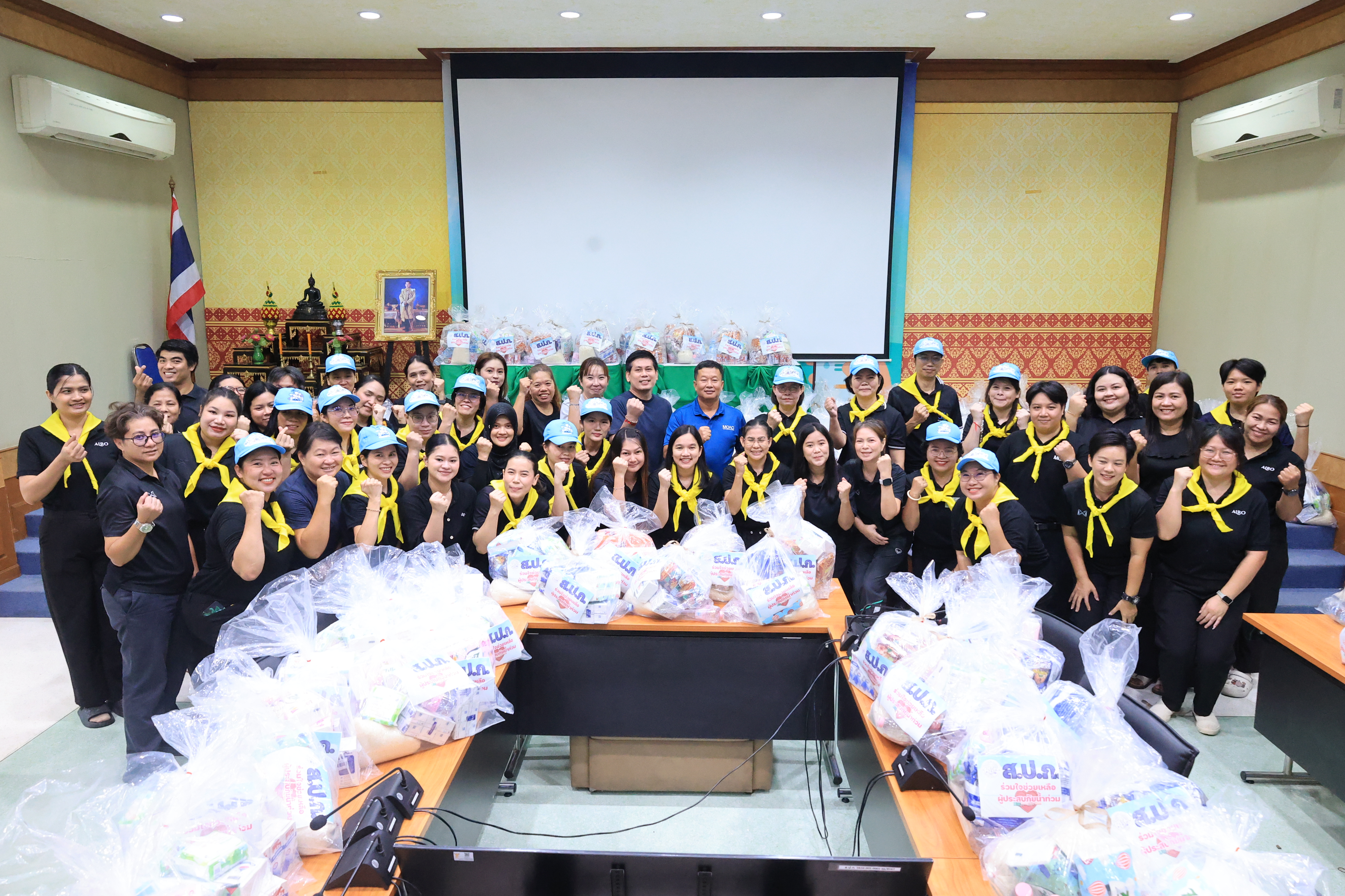 title - ส.ป.ก. ระดมจิตอาสาเตรียมถุงยังชีพ ส่งต่อความห่วงใยจาก รมช.เกษตรฯ ถึงมือผู้ประสบอุทกภัย